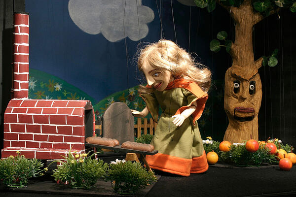 Bild vergrößern: Das Wintermrchen "Frau Holle" von und mit Tobias Klug.