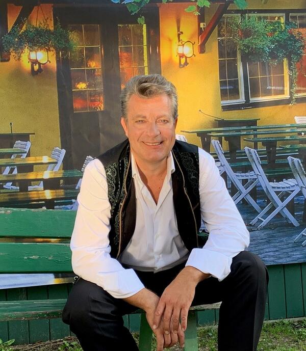 Bild vergr&ouml;&szlig;ern: Tenor Alexander Klinger bringt Wiener G'schichten und Musik in das Bestehornhaus Aschersleben.