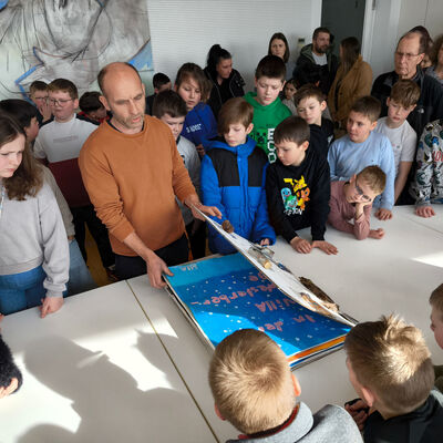 Bild vergrößern: 2025-02 GS Pfeilergraben Präsentation Malerei 1 (1)