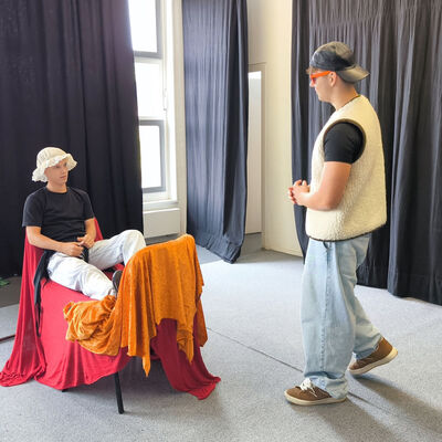 Bild vergrößern: 2025-09 Sek ASchweitzer Theater (4)