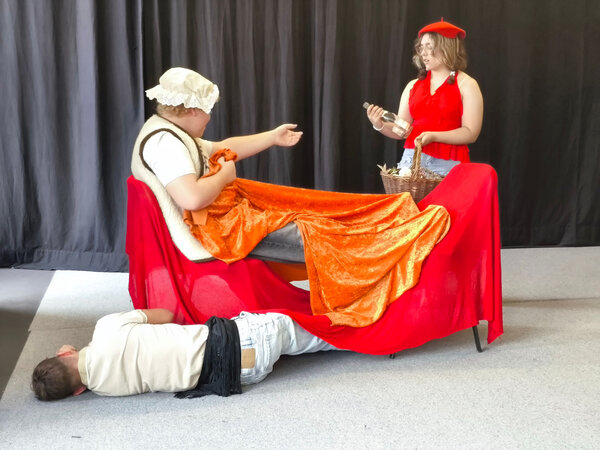 Bild vergrößern: 2025-09 Sek ASchweitzer Prsentation Theater (4)