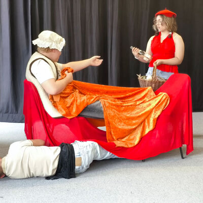 Bild vergrößern: 2025-09 Sek ASchweitzer Präsentation Theater (4)