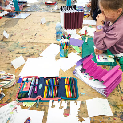 Bild vergrößern: 2025-11 GS Montessori Buchkunst (3)