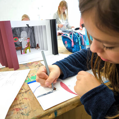 Bild vergrößern: 2025-11 GS Montessori Buchkunst (6)