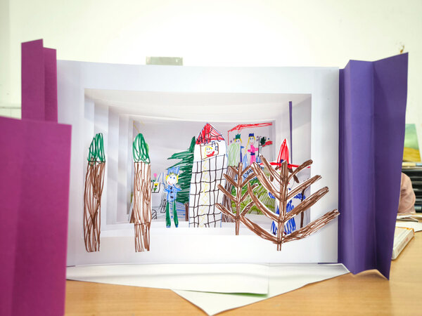 Bild vergrößern: 2025-11 GS Montessori Buchkunst (7)