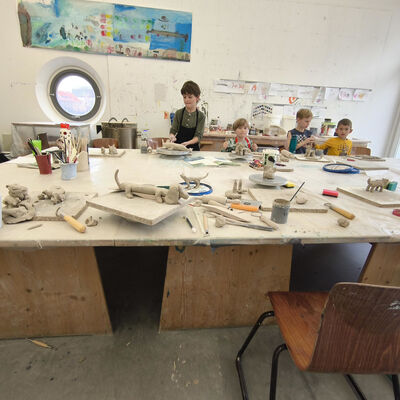 Bild vergrößern: 2025-11 GS Montessori Plastik (1)