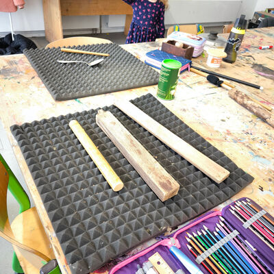 Bild vergrößern: 2015-11 GS Montessori Musik&Schrott (6)