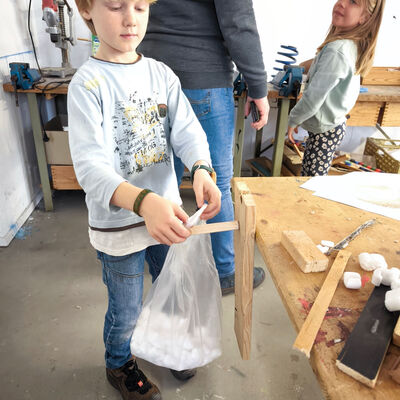 Bild vergrößern: 2015-11 GS Montessori Musik&Schrott (19)