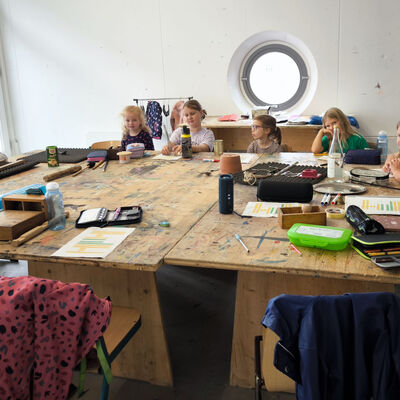 Bild vergrößern: 2015-11 GS Montessori Musik&Schrott (1)