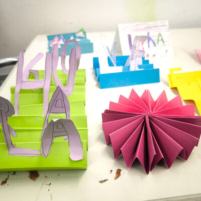 Bild vergr&ouml;&szlig;ern: 2025-11 GS Montessori Pr&auml;sentation Tunnelbuch (23)