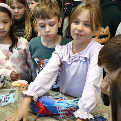 Bild vergr&ouml;&szlig;ern: 2025-11 GS Montessori Pr&auml;sentation Musik&Schrott (7)