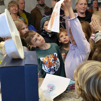 Bild vergr&ouml;&szlig;ern: 2025-11 GS Montessori Pr&auml;sentation Musik&Schrott (10)