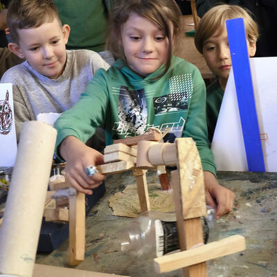 Bild vergr&ouml;&szlig;ern: 2025-11 GS Montessori Pr&auml;sentation Musik&Schrott (15)