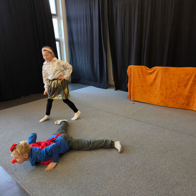 Bild vergrößern: 2025-11 GS Mehringen Theater (3)