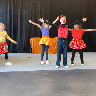 Bild vergr&ouml;&szlig;ern: 2025-11 GS Mehringen Pr&auml;sentatio Theater (8)