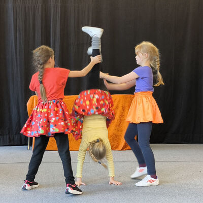 Bild vergr&ouml;&szlig;ern: 2025-11 GS Mehringen Pr&auml;sentatio Theater (10)