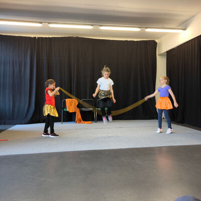 Bild vergr&ouml;&szlig;ern: 2025-11 GS Mehringen Pr&auml;sentatio Theater (19)