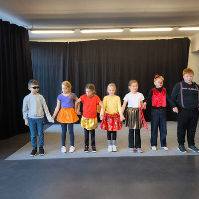 Bild vergr&ouml;&szlig;ern: 2025-11 GS Mehringen Pr&auml;sentatio Theater (20)