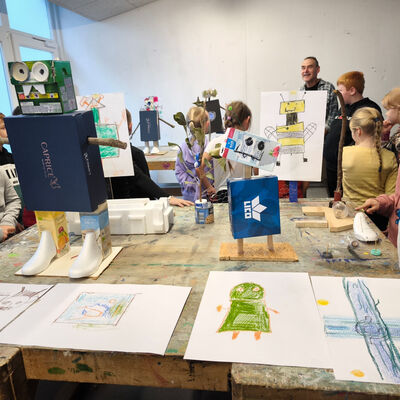 Bild vergr&ouml;&szlig;ern: 2025-11 GS Mehringen Pr&auml;sentation Plastik&Musik (1)