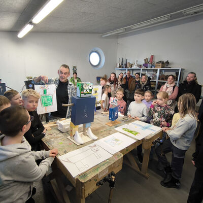 Bild vergr&ouml;&szlig;ern: 2025-11 GS Mehringen Pr&auml;sentation Plastik&Musik (2)