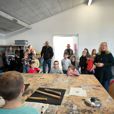 Bild vergr&ouml;&szlig;ern: 2025-11 GS Mehringen Pr&auml;sentation Plastik&Musik (13)