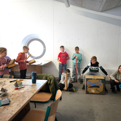 Bild vergr&ouml;&szlig;ern: 2025-11 GS Mehringen Pr&auml;sentation Plastik&Musik (17)