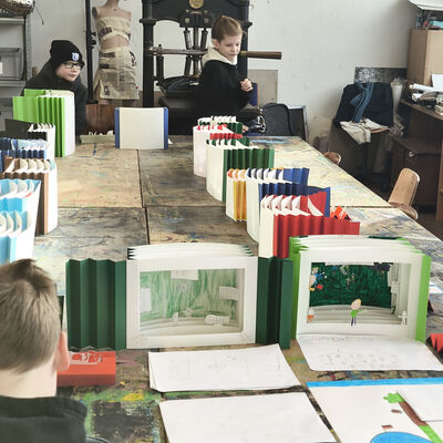 Bild vergr&ouml;&szlig;ern: 2026-01 Sek Burgschule Pr&auml;sentation B&uuml;cher (16)