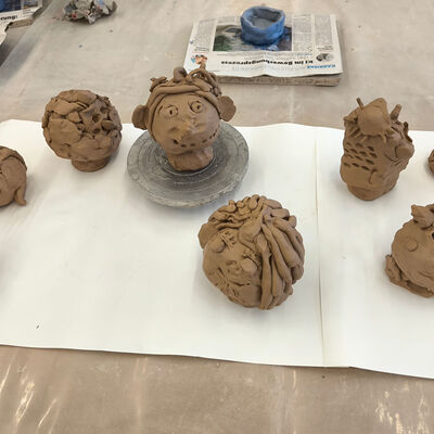 Bild vergr&ouml;&szlig;ern: 2026-02 Kastanienschule Keramik (1)