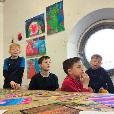 Bild vergr&ouml;&szlig;ern: 2026-02 GS Pfeilergraben Pr&auml;sentation Malerei2 (3)