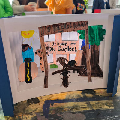 Bild vergr&ouml;&szlig;ern: 2025-02 GS Pfeilergraben Pr&auml;sentation Buch (3)