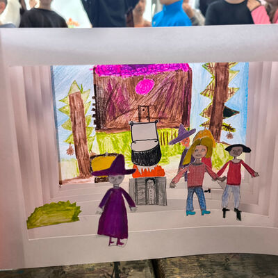 Bild vergr&ouml;&szlig;ern: 2025-02 GS Pfeilergraben Pr&auml;sentation Buch (5)