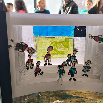 Bild vergr&ouml;&szlig;ern: 2025-02 GS Pfeilergraben Pr&auml;sentation Buch (6)