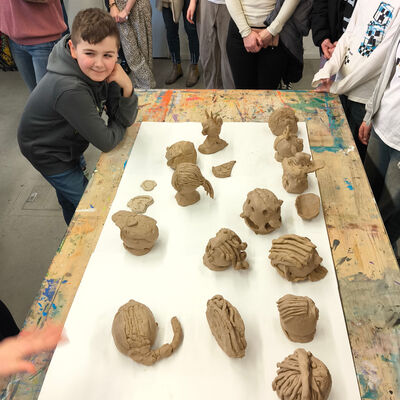 Bild vergr&ouml;&szlig;ern: 2026-02 GS Pfeilergraben Pr&auml;sentation Keramik (1)