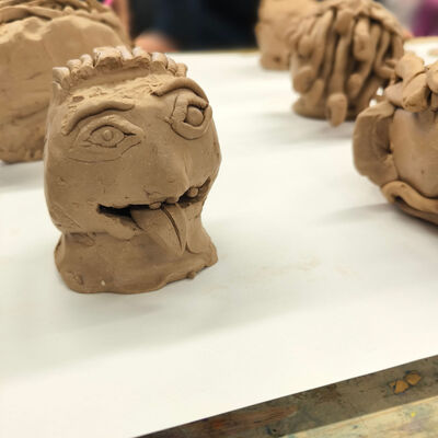 Bild vergr&ouml;&szlig;ern: 2026-02 GS Pfeilergraben Pr&auml;sentation Keramik (3)