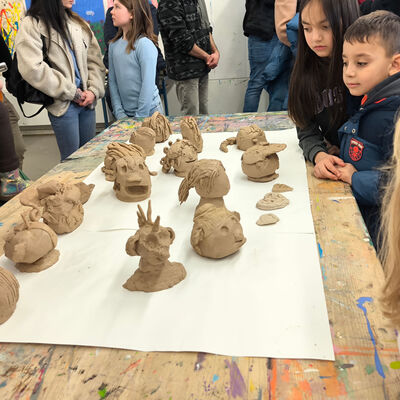 Bild vergr&ouml;&szlig;ern: 2026-02 GS Pfeilergraben Pr&auml;sentation Keramik (6)