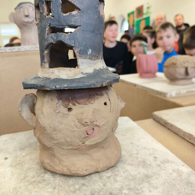 Bild vergr&ouml;&szlig;ern: 2026-02 GS Pfeilergraben Pr&auml;sentation Keramik (10)