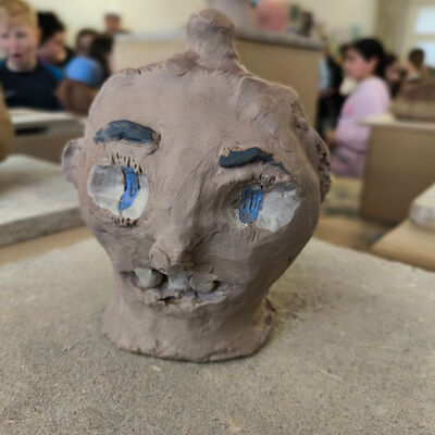 Bild vergr&ouml;&szlig;ern: 2026-02 GS Pfeilergraben Pr&auml;sentation Keramik (12)