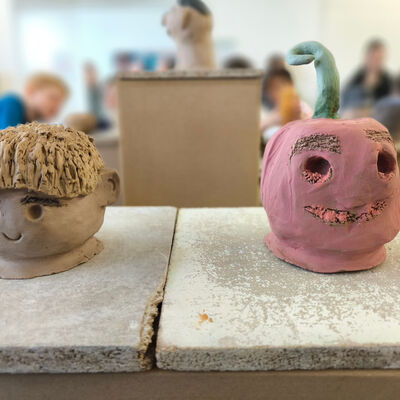 Bild vergr&ouml;&szlig;ern: 2026-02 GS Pfeilergraben Pr&auml;sentation Keramik (13)