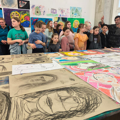 Bild vergr&ouml;&szlig;ern: 2026-02 GS Pfeilergraben Pr&auml;sentation Malerei1 (1)