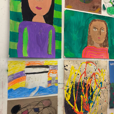 Bild vergr&ouml;&szlig;ern: 2026-02 GS Pfeilergraben Pr&auml;sentation Malerei1 (3)