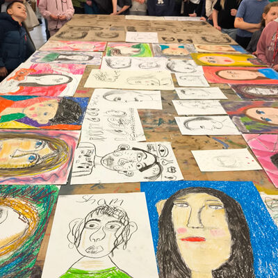 Bild vergr&ouml;&szlig;ern: 2026-02 GS Pfeilergraben Pr&auml;sentation Malerei1 (8)