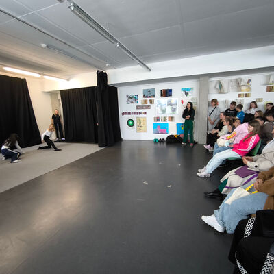 Bild vergr&ouml;&szlig;ern: 2026-03 Pestalozzi Pr&auml;sentation Tanz (6)