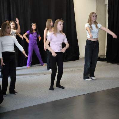 Bild vergr&ouml;&szlig;ern: 2026-03 Pestalozzi Pr&auml;sentation Tanz (8)