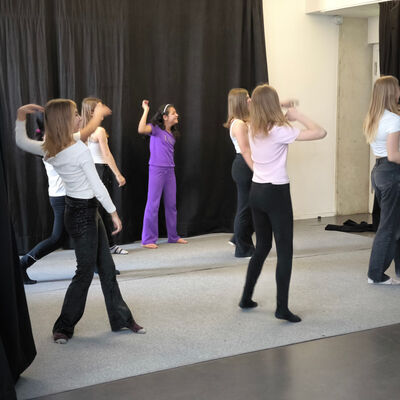 Bild vergr&ouml;&szlig;ern: 2026-03 Pestalozzi Pr&auml;sentation Tanz (9)