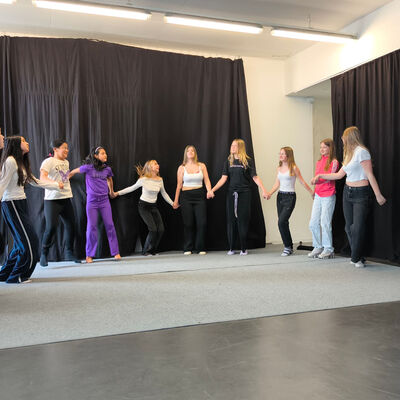 Bild vergr&ouml;&szlig;ern: 2026-03 Pestalozzi Pr&auml;sentation Tanz (10)