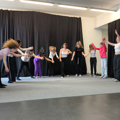 Bild vergr&ouml;&szlig;ern: 2026-03 Pestalozzi Pr&auml;sentation Tanz (12)